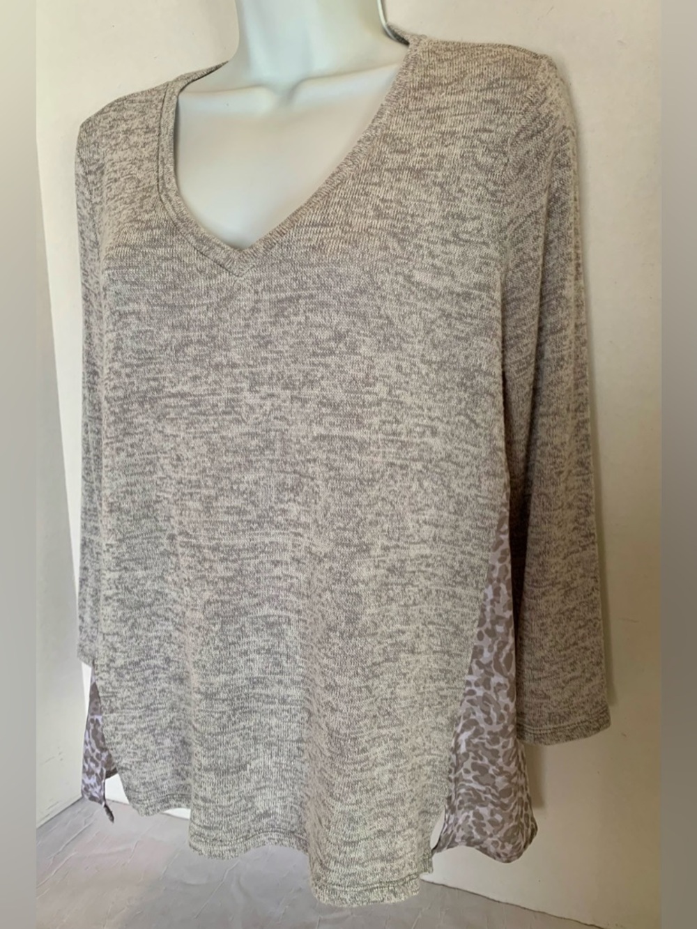 Liz Claiborne lightweight Women’s V-Neck Heathered Taupe Knit/ sheer Top. Small